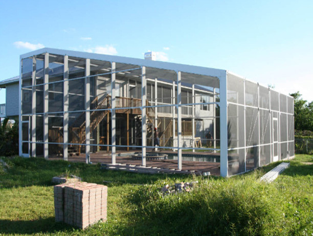 Вольер с навесом из поикарбоната для бассейна и патио