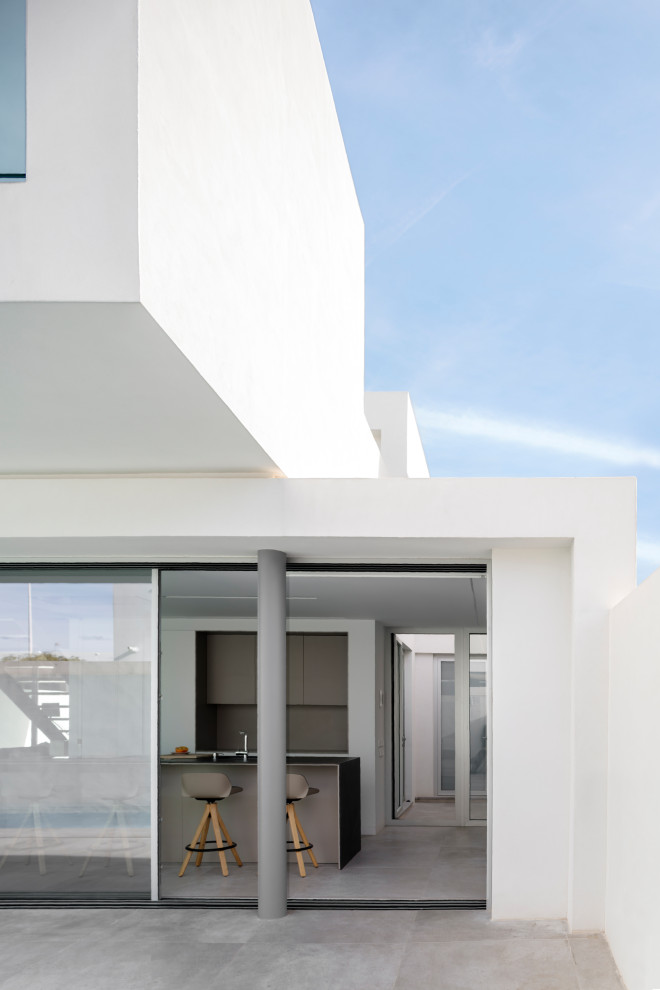 Design ideas for a mid-sized modern backyard verandah in Valencia with tile.