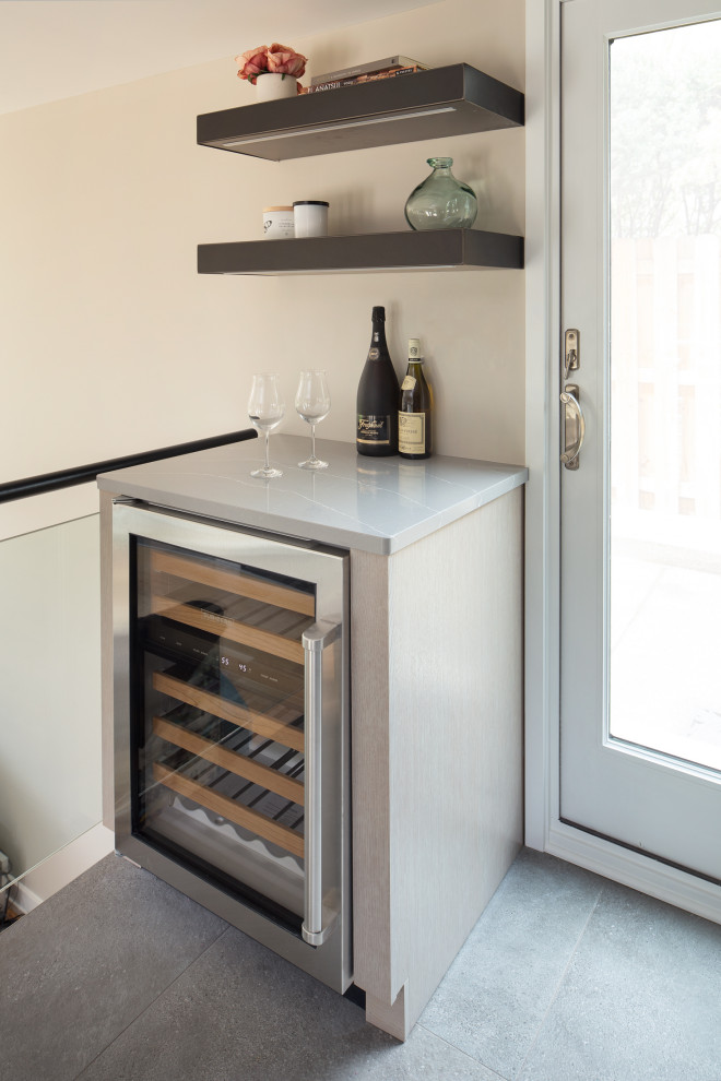 Kitchen - transitional kitchen idea with an island