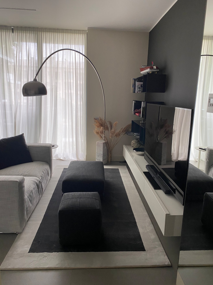 Esempio di un piccolo soggiorno design aperto con pareti nere, pavimento in gres porcellanato, pavimento grigio e tappeto