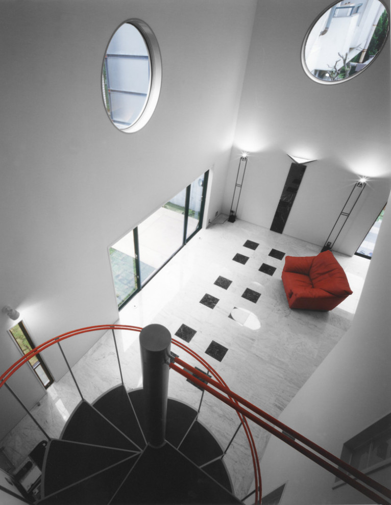 На фото: открытая гостиная комната среднего размера в стиле модернизм с белыми стенами, мраморным полом и стенами из вагонки с