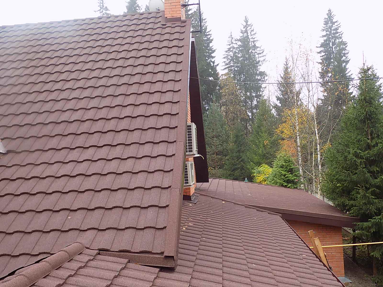 Замена старой кровли на композитную черепицу Metrotile Metroroman