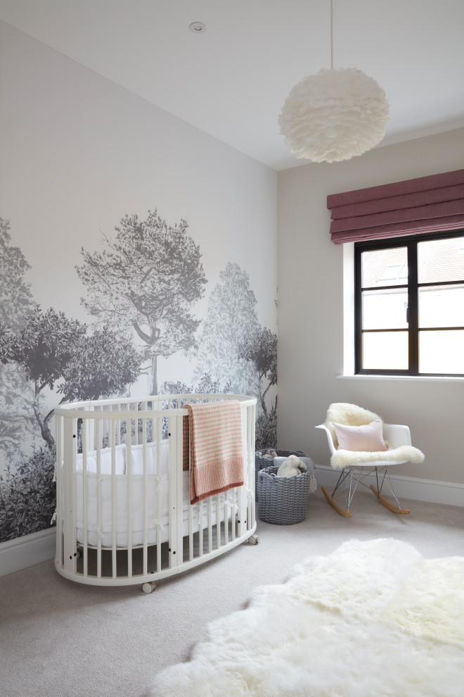 Свежая идея для дизайна: комната для малыша: освещение в стиле кантри с серыми стенами, ковровым покрытием, серым полом и обоями на стенах для девочки - отличное фото интерьера
