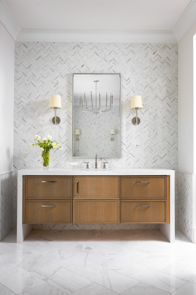 Inredning av ett klassiskt stort vit vitt en-suite badrum, med luckor med infälld panel, skåp i ljust trä, ett fristående badkar, en öppen dusch, en bidé, grå kakel, marmorkakel, vita väggar, marmorgolv, ett integrerad handfat, marmorbänkskiva, vitt golv och med dusch som är öppen