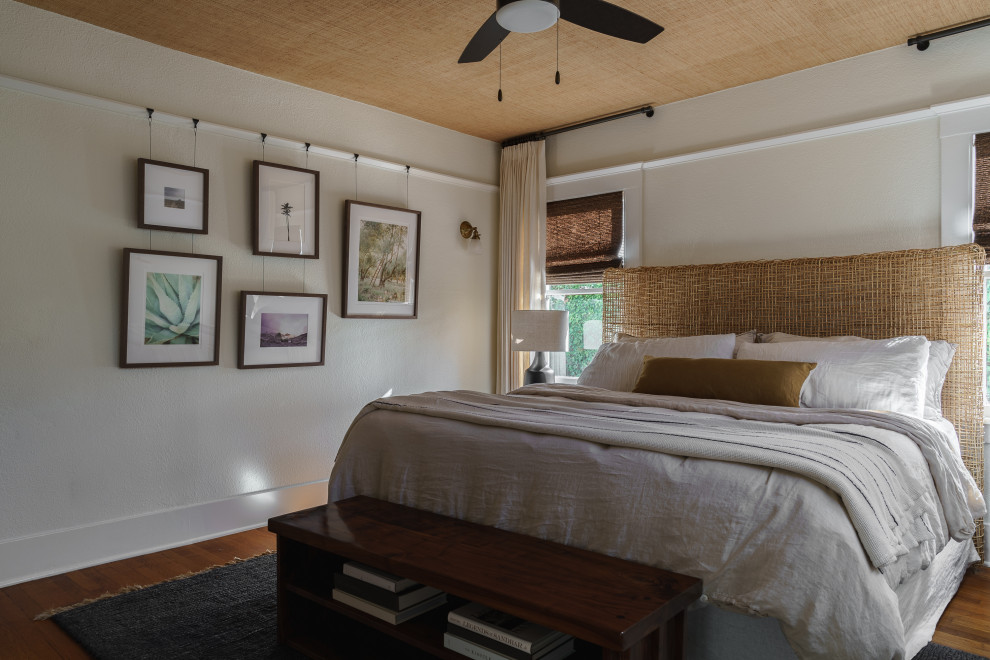 Cette image montre une chambre parentale marine de taille moyenne avec un mur blanc, un sol en bois brun, un sol marron et un plafond en papier peint.