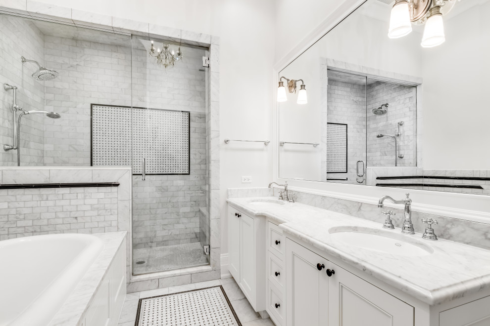 Стильный дизайн: большая главная ванная комната в современном стиле с фасадами в стиле шейкер, белыми фасадами, накладной ванной, душем в нише, унитазом-моноблоком, серой плиткой, керамогранитной плиткой, белыми стенами, мраморным полом, врезной раковиной, столешницей из гранита, серым полом, душем с распашными дверями, белой столешницей, сиденьем для душа, тумбой под две раковины, встроенной тумбой и кессонным потолком - последний тренд