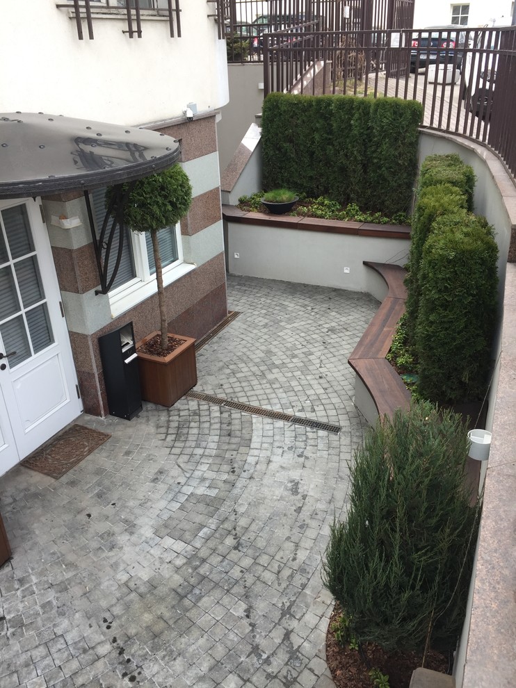 Территория около офиса.