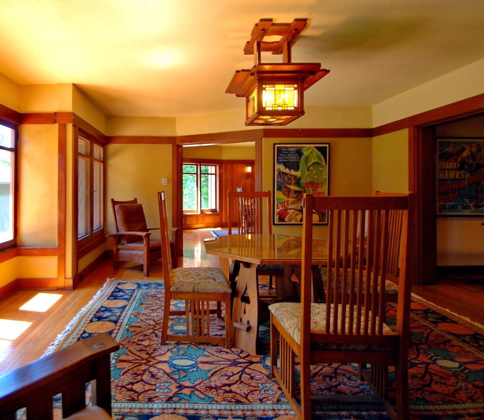 Large arts and crafts medium tone wood floor sunroom photo in Los Angeles with a standard ceiling