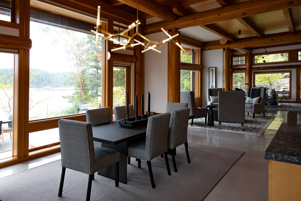 Свежая идея для дизайна: большая гостиная-столовая в современном стиле с бетонным полом, серым полом, балками на потолке и деревянными стенами - отличное фото интерьера