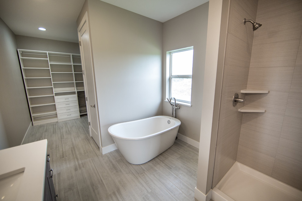 Example of a transitional bathroom design in Cedar Rapids