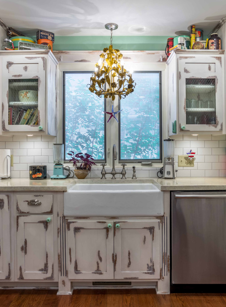 Idéer för ett mellanstort shabby chic-inspirerat grå kök, med en rustik diskho, luckor med infälld panel, bänkskiva i onyx, vitt stänkskydd, stänkskydd i keramik, rostfria vitvaror, mellanmörkt trägolv, en halv köksö och brunt golv