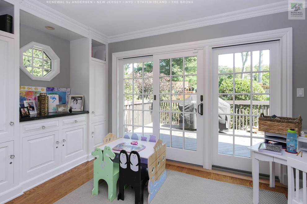 Foto de dormitorio infantil de 4 a 10 años pequeño con paredes grises, suelo de madera clara y suelo multicolor