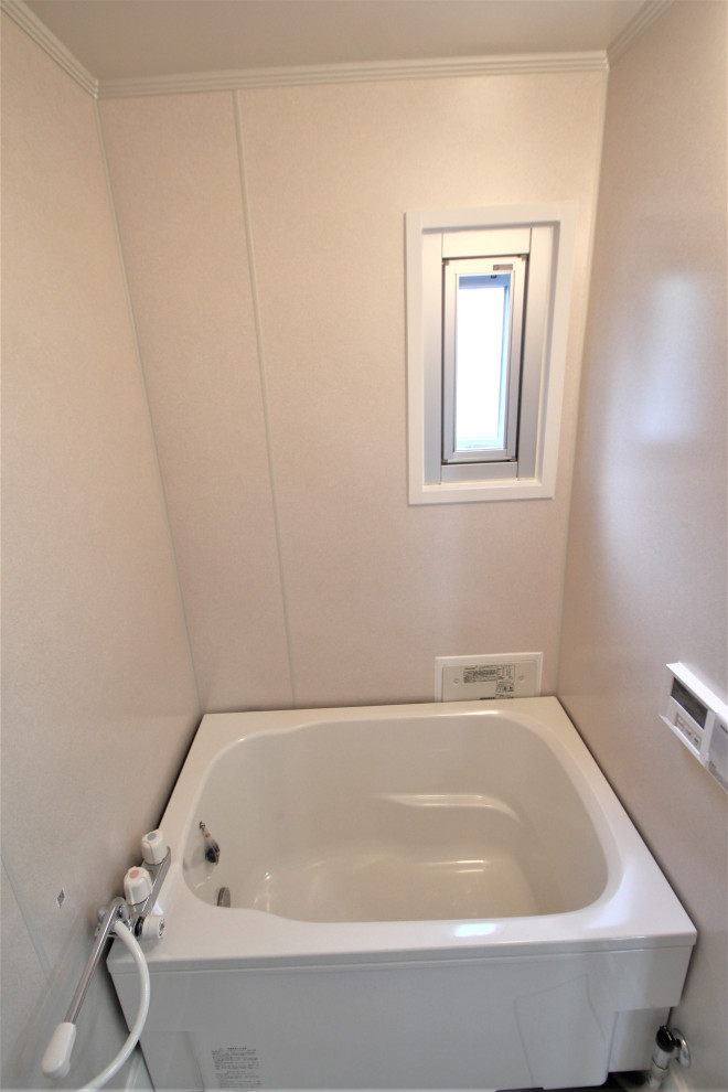 Ejemplo de cuarto de baño principal y beige contemporáneo con jacuzzi, paredes beige, suelo beige y ventanas