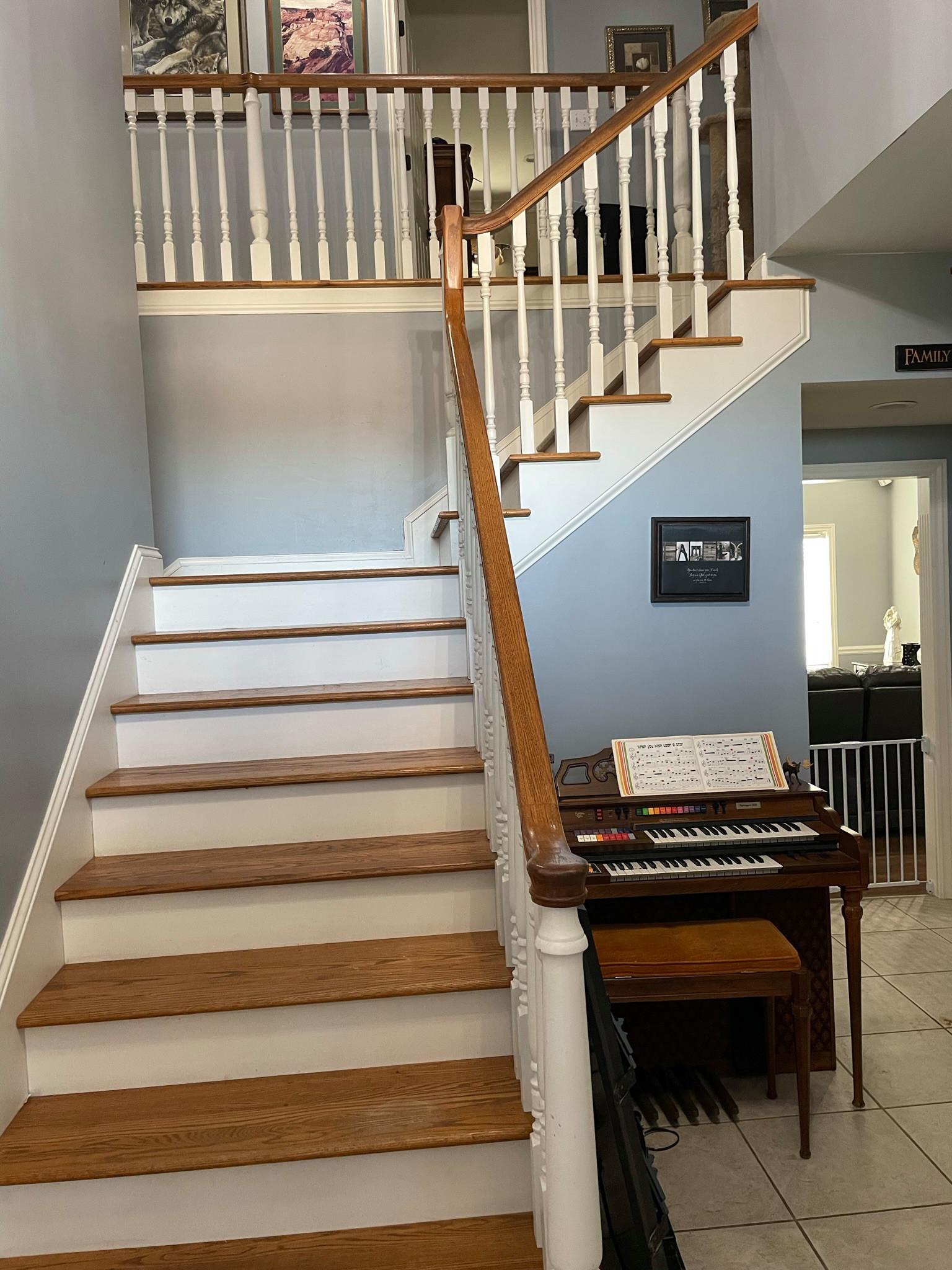 Lakeridge Crossing Foyer/Staircase Before