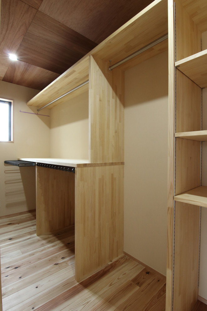 Пример оригинального дизайна: гардеробная комната унисекс в современном стиле с открытыми фасадами, фасадами цвета дерева среднего тона, паркетным полом среднего тона и деревянным потолком
