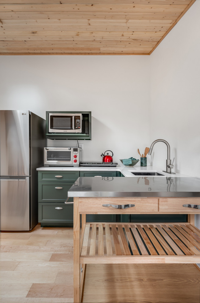 Foto på ett litet eklektiskt vit kök, med en undermonterad diskho, skåp i shakerstil, grå skåp, bänkskiva i kvarts, rostfria vitvaror, ljust trägolv och en köksö