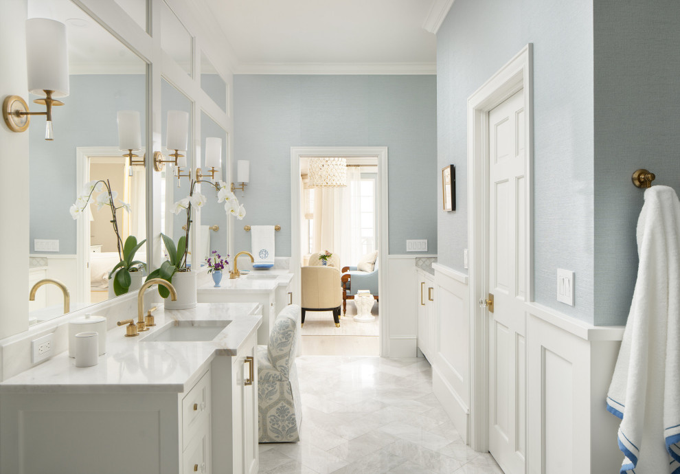 Стильный дизайн: главная ванная комната среднего размера в средиземноморском стиле с душевой комнатой, врезной раковиной, тумбой под две раковины, унитазом-моноблоком, синими стенами, мраморным полом, мраморной столешницей и белой столешницей - последний тренд