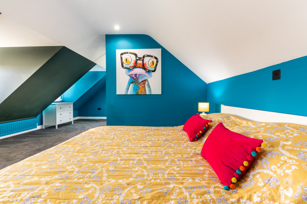 Réalisation d'une grande chambre grise et jaune design avec un mur bleu et un sol gris.