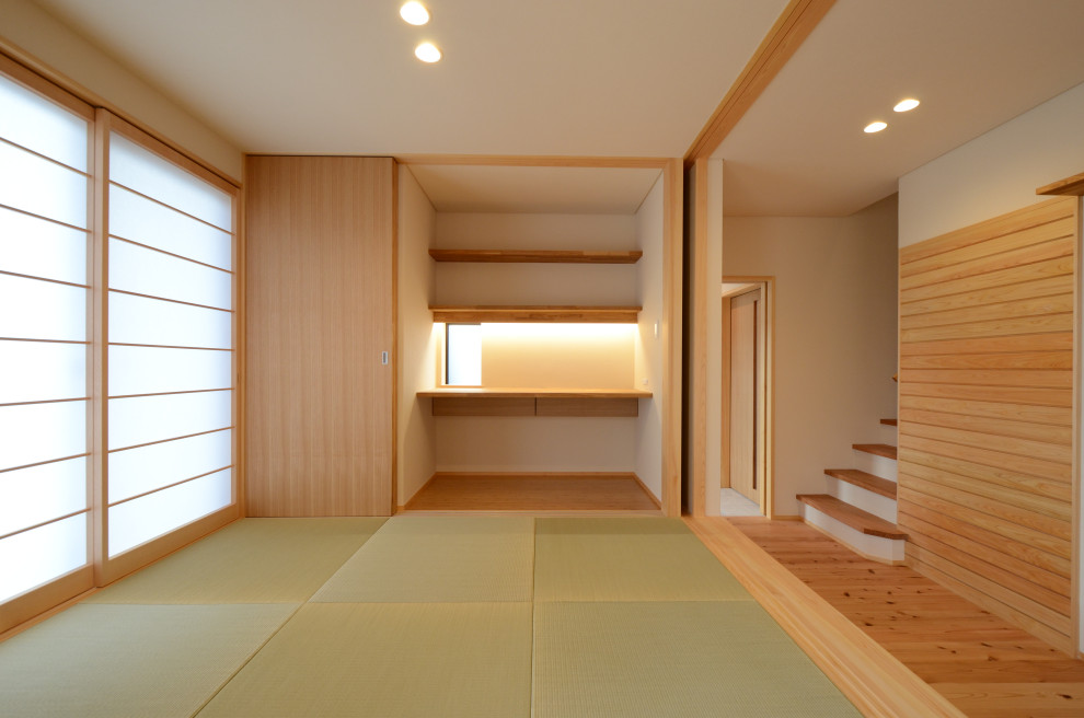 Mittelgroßes Asiatisches Arbeitszimmer mit Arbeitsplatz, weißer Wandfarbe, Tatami-Boden, Einbau-Schreibtisch, Tapetendecke und Tapetenwänden in Sonstige