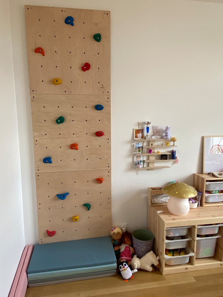 Ejemplo de dormitorio infantil de 4 a 10 años nórdico de tamaño medio con paredes blancas, suelo de madera clara y suelo beige