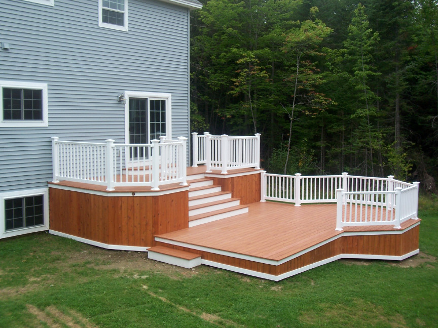 Example of a mid-sized minimalist backyard deck design in Ottawa