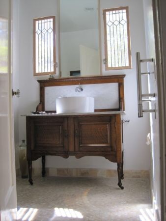 vintage farmhouse bathroom