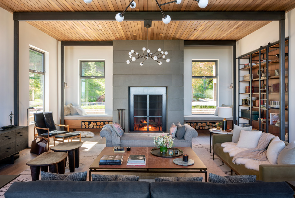 Стильный дизайн: гостиная комната в стиле модернизм с белыми стенами и деревянным потолком без телевизора - последний тренд