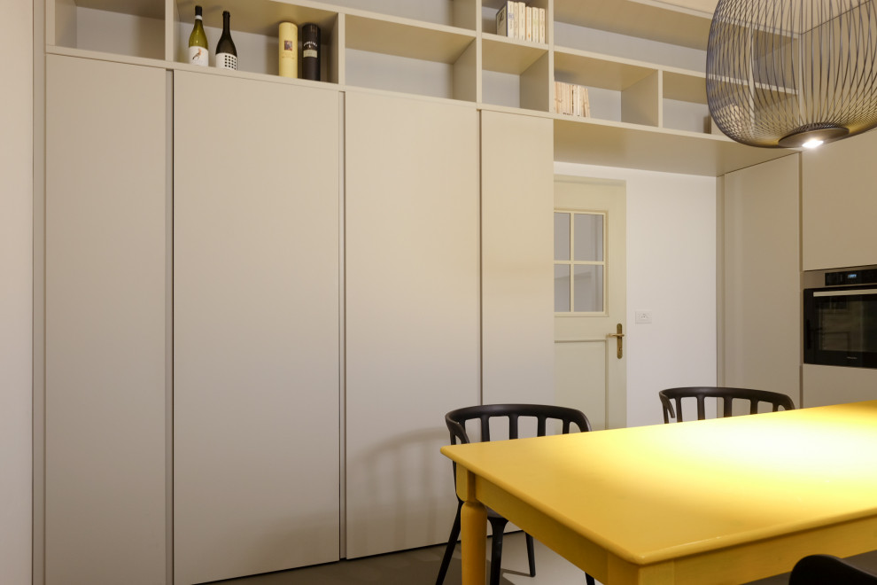 Esempio di una cucina chic con lavello integrato, top in superficie solida, paraspruzzi bianco, pavimento grigio e top bianco