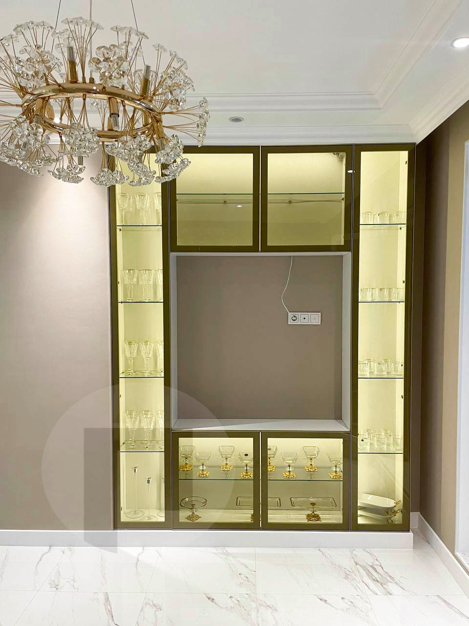 Шкаф со стеклянными фасадами