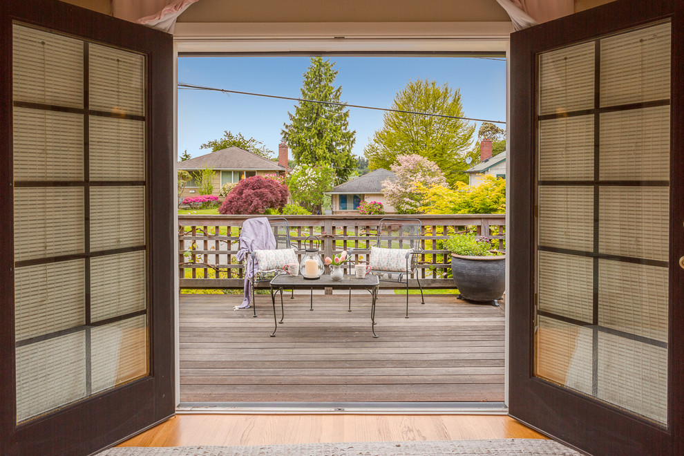 This is an example of a transitional deck in Seattle.