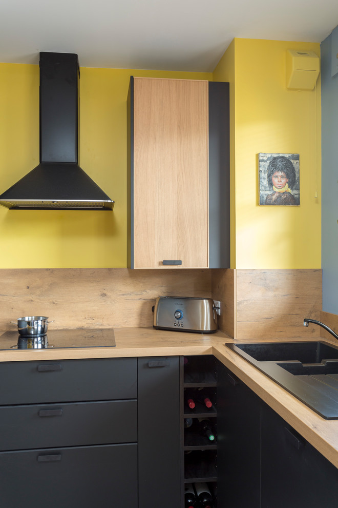 Esempio di una cucina design di medie dimensioni con top in legno, paraspruzzi in legno, elettrodomestici in acciaio inossidabile e pavimento grigio