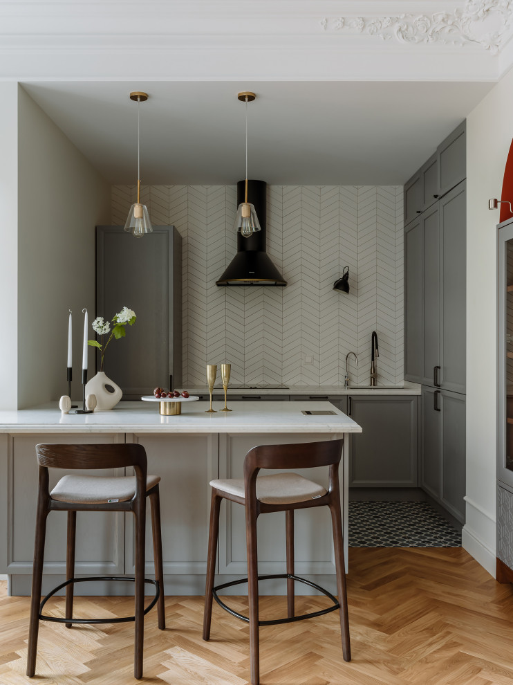 Источник вдохновения для домашнего уюта: кухня среднего размера в современном стиле с серыми фасадами, белым фартуком, полуостровом и белой столешницей