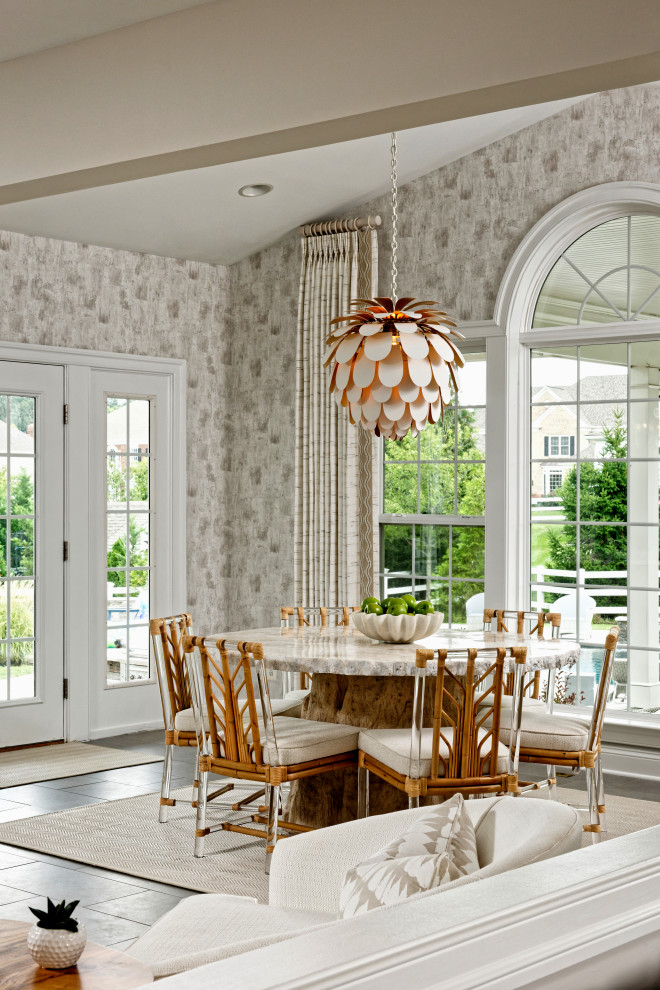 Inspiration pour une salle à manger traditionnelle avec une banquette d'angle, un mur multicolore, un plafond voûté et du papier peint.