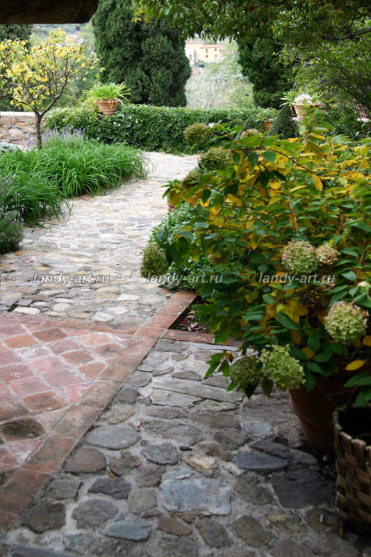 Мощение из натурального камня.