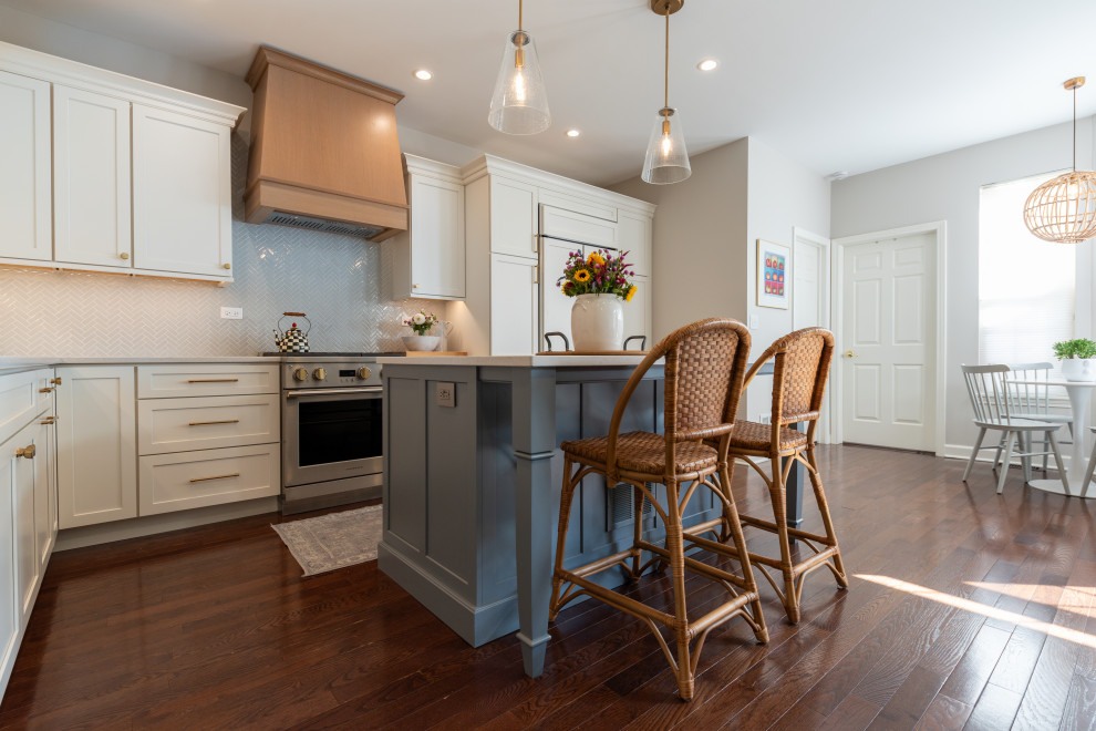 Transitional kitchen photo in Chicago