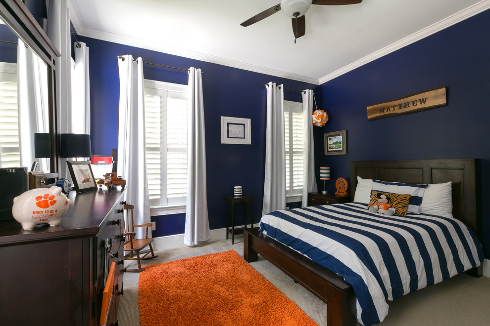 Bild på ett vintage gästrum, med blå väggar