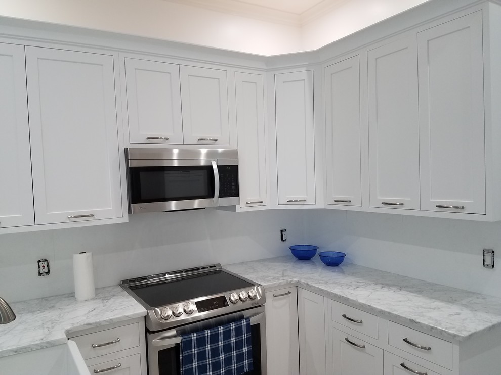 Transitional kitchen photo in Miami