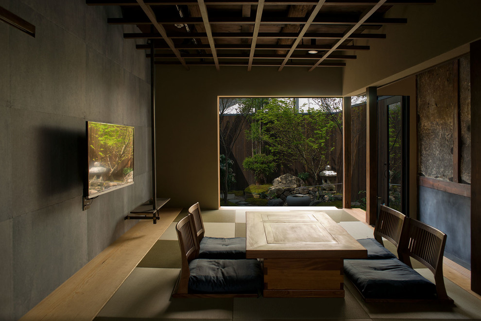 Photo of an asian formal enclosed living room in Kyoto with multi-coloured walls, tatami floors, a wall-mounted tv and green floor.