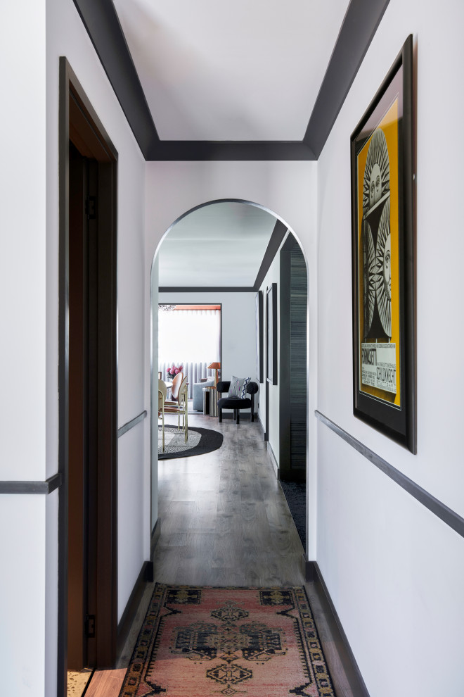 Источник вдохновения для домашнего уюта: большой коридор в современном стиле с светлым паркетным полом, серым полом и панелями на стенах
