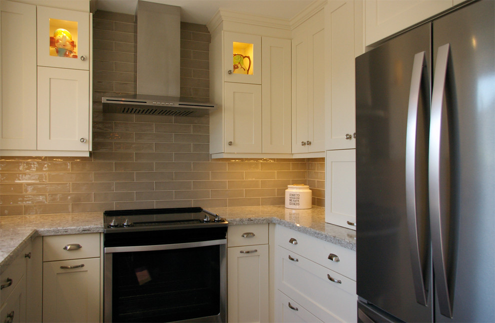 Kitchen - mid-sized transitional u-shaped kitchen idea in Toronto with shaker cabinets, white cabinets and quartz countertops