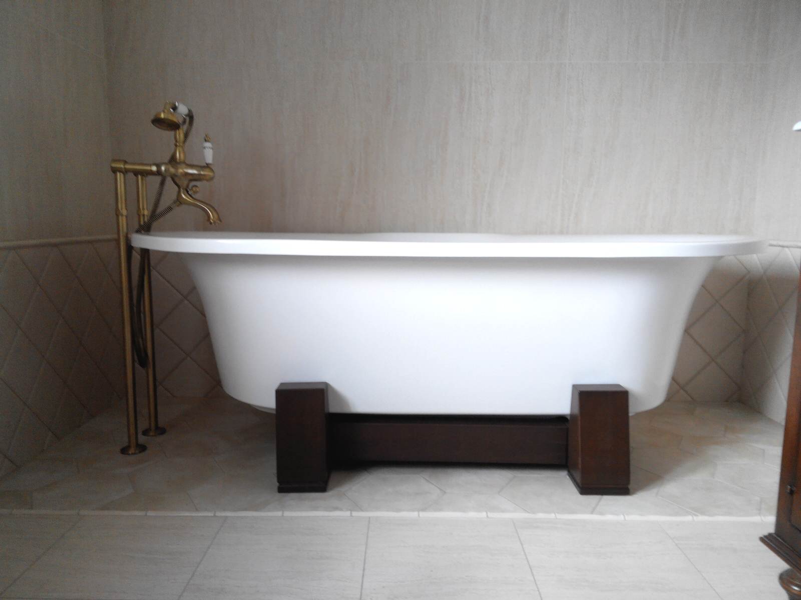 Подставка из массива под ванную из камня