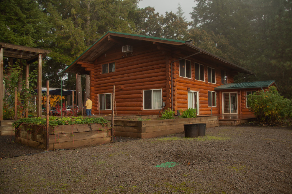 Mittelgroßes, Zweistöckiges Uriges Haus mit oranger Fassadenfarbe in Portland