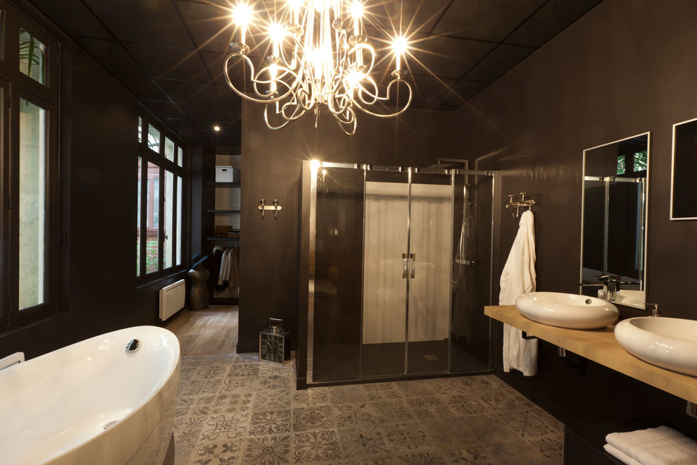 Пример оригинального дизайна: большая главная ванная комната в современном стиле с открытыми фасадами, темными деревянными фасадами, отдельно стоящей ванной, душем без бортиков, коричневыми стенами, накладной раковиной и столешницей из дерева