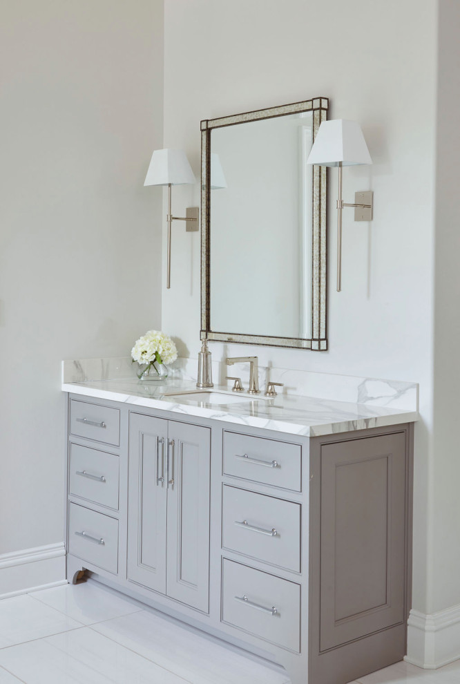 Idéer för stora vintage vitt en-suite badrum, med grå skåp, ett fristående badkar, en dubbeldusch, vit kakel, grå väggar, ett undermonterad handfat, marmorbänkskiva, vitt golv och med dusch som är öppen