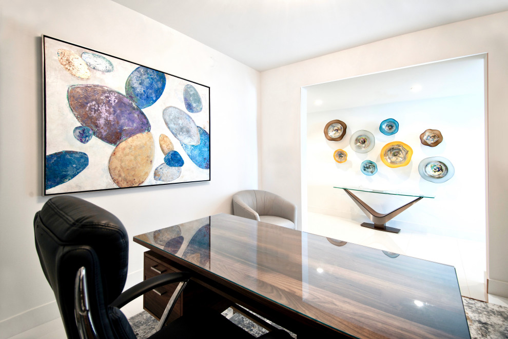 Ejemplo de despacho contemporáneo pequeño con paredes grises, suelo de baldosas de porcelana, escritorio independiente y suelo blanco