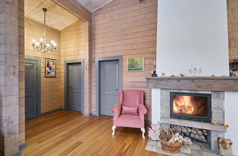 Серые двери в доме из бруса