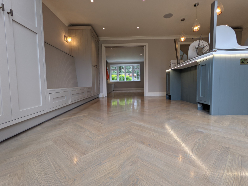 Offene, Mittelgroße Moderne Küche in U-Form mit Schrankfronten im Shaker-Stil, grauen Schränken, braunem Holzboden, Kücheninsel und grauem Boden in Surrey