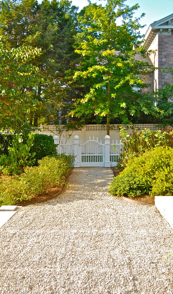 Design ideas for a traditional garden in New York with gravel.