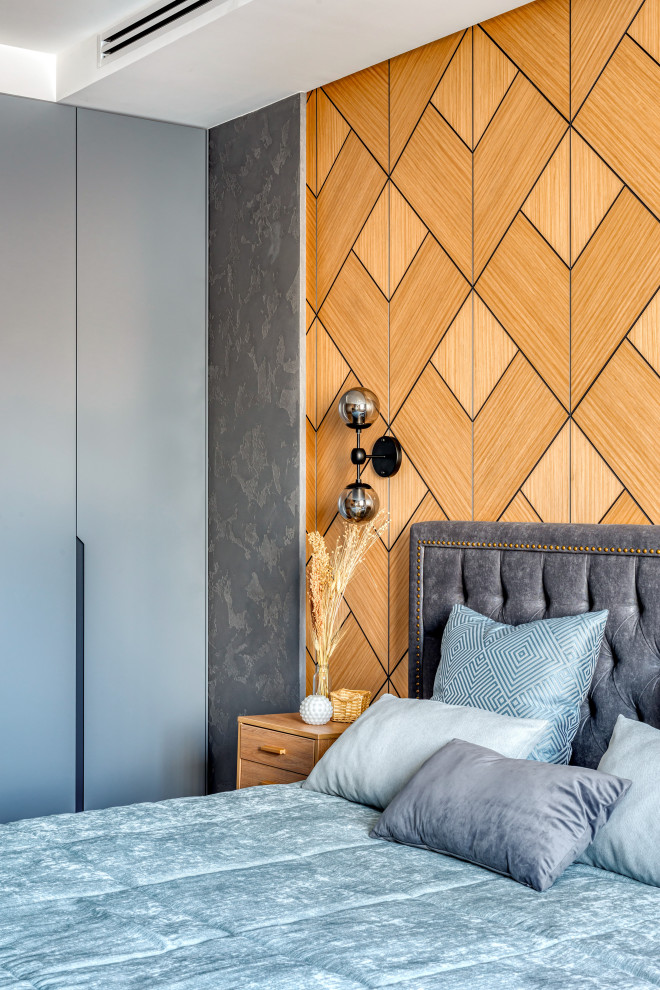 Свежая идея для дизайна: спальня в современном стиле с балками на потолке и панелями на части стены - отличное фото интерьера