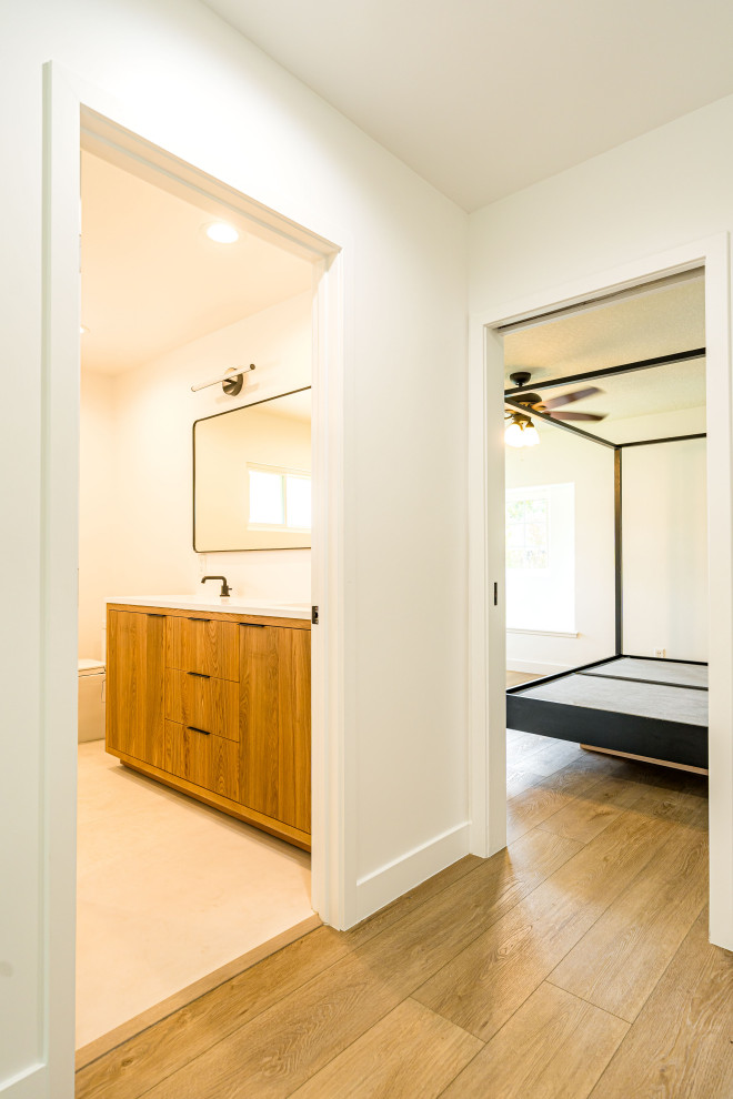 На фото: хозяйская спальня среднего размера в современном стиле с белыми стенами, светлым паркетным полом, коричневым полом, потолком с обоями и обоями на стенах с